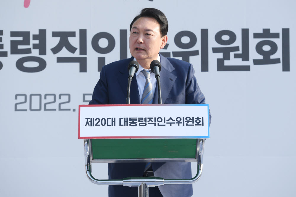 윤석열 대통령 당선인이 6일 오후 서울 종로구 삼청동 대통령직인수위원회 잔디광장에서 열린 제20대 대통령직인수위원회 해단식에서 발언하고 있다. 인수위사진기자단