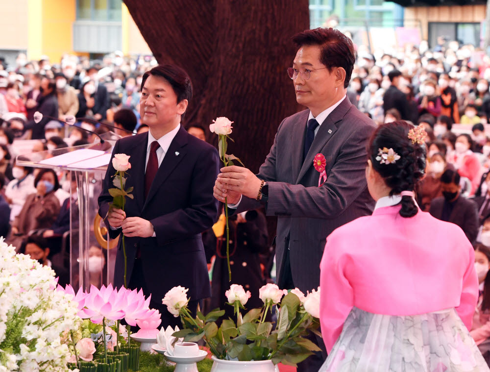 더불어민주당 송영길 서울시장 후보(오른쪽)와 안철수 인수위원장이 8일 서울 종로구 조계사에서 열린 불기2566년 부처님 오신날 법요식 에 참석해 헌화를 하고 있다.