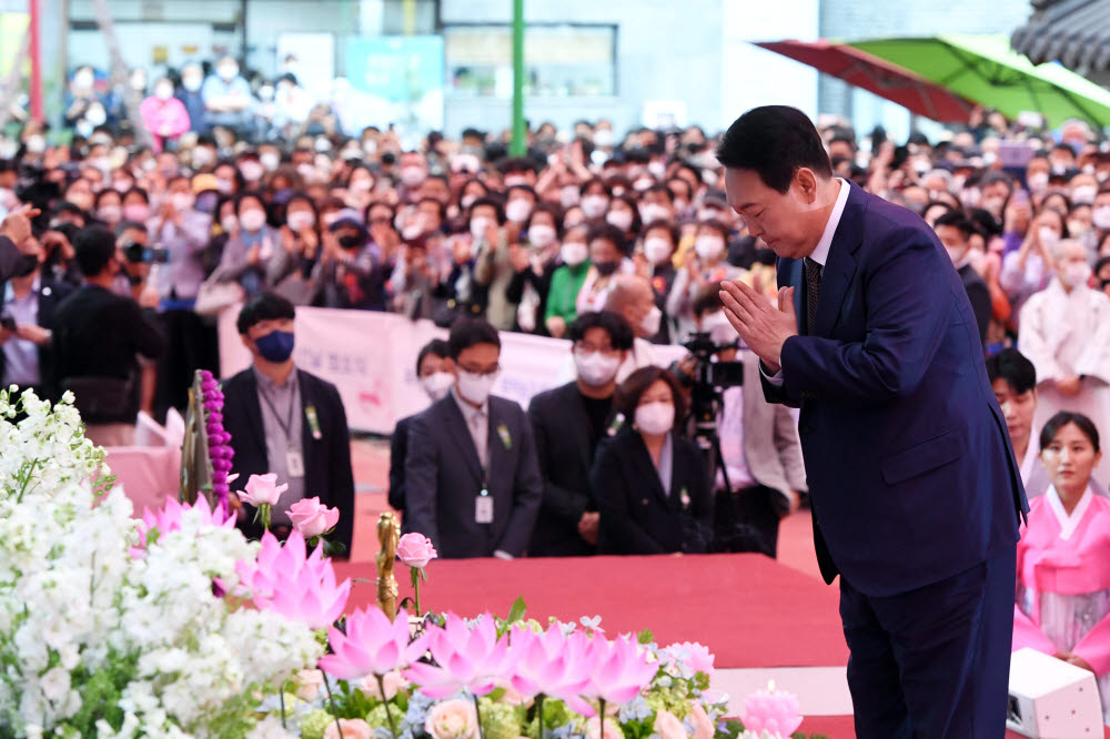 윤석열 대통령 당선인이 8일 서울 종로구 조계사에서 열린 불기2566년 부처님 오신날 법요식 에 참석해 축사 후 합장하고 있다.