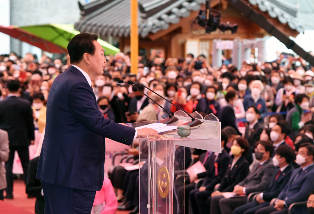 윤석열 대통령 당선인이 8일 서울 종로구 조계사에서 열린 불기2566년 부처님 오신날 법요식 에 참석해 축사를 하고 있다.