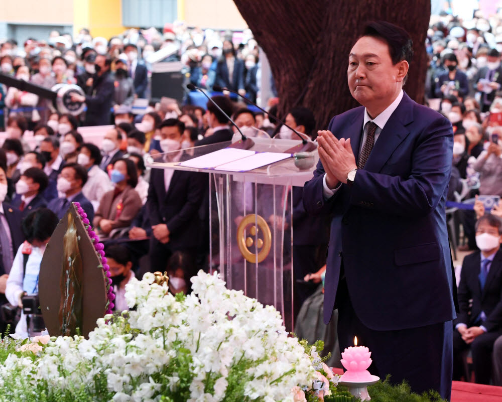 윤석열 대통령 당선인이 8일 서울 종로구 조계사에서 열린 불기2566년 부처님 오신날 법요식 에 참석해 헌촉 후 합장을 하고 있다.