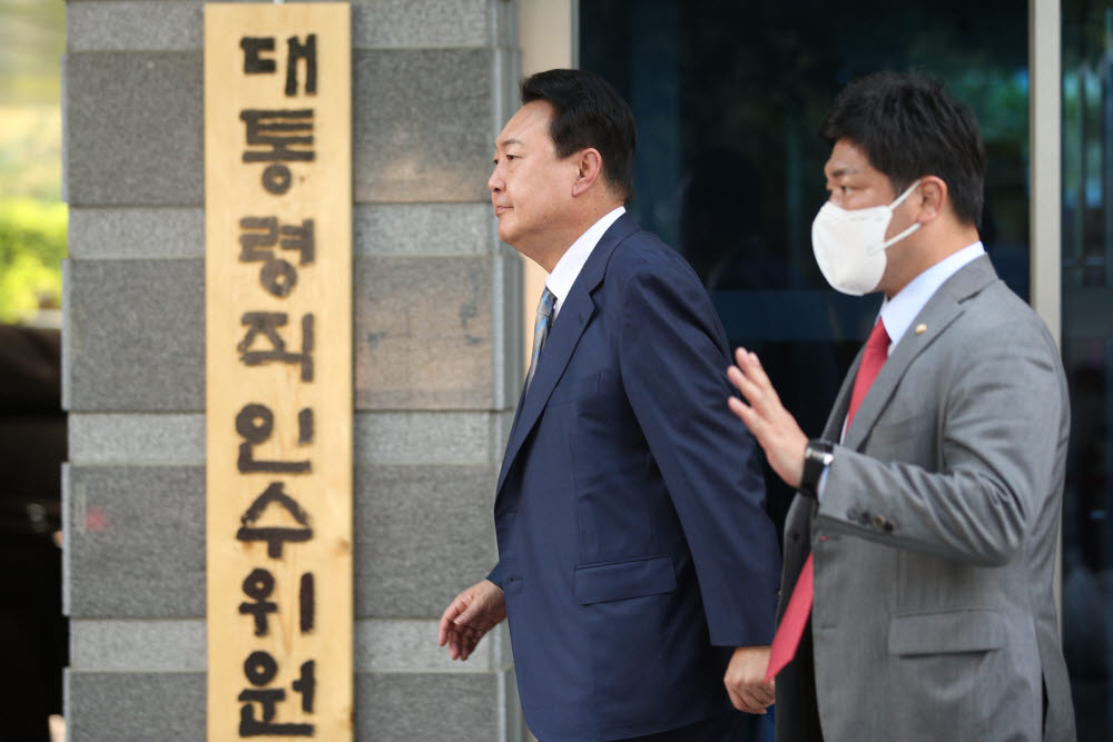 윤석열 대통령 당선인이 6일 오후 인수위 해단식에 참석하기 위해 서울 종로구 통의동 인수위 사무실을 나서고 있다. 인수위사진기자단