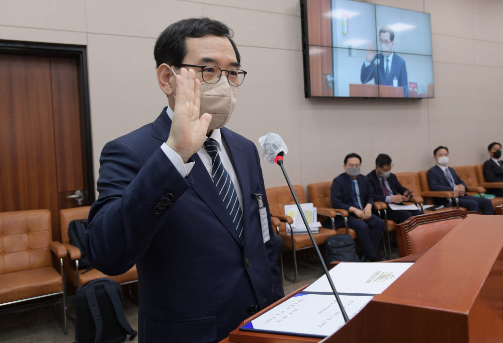 선서하는 이창양 후보자