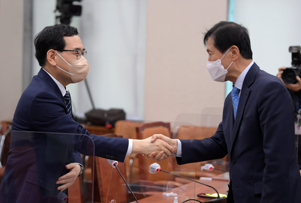 이창양 산업통상자원부 장관 후보자(왼쪽)와 이학영 산업통상자원중소벤처기업위원장과 악수하고 있다.