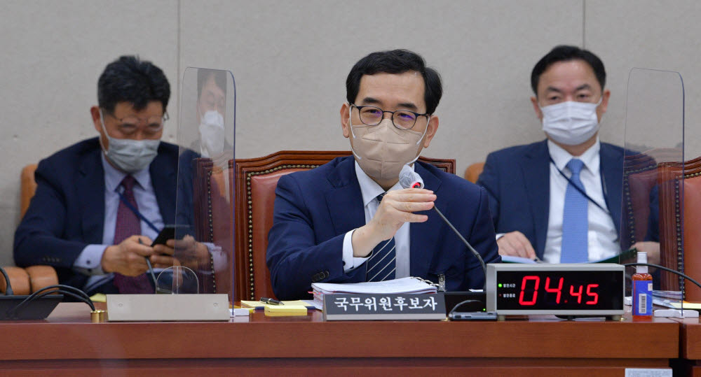 이창양 산업통상자원부 장관 후보자가 질의에 답변하고 있다.