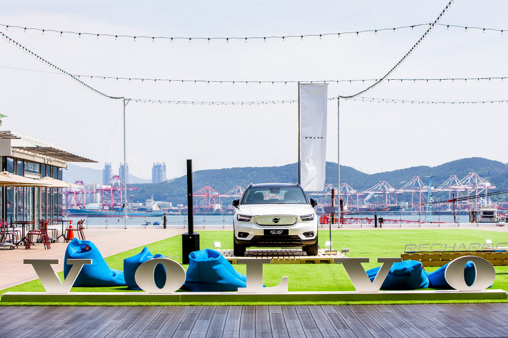 부산 영도구 피아크에 마련한 볼보자동차코리아의 메이드 바이 스웨덴 브랜드 팝업 스토어.