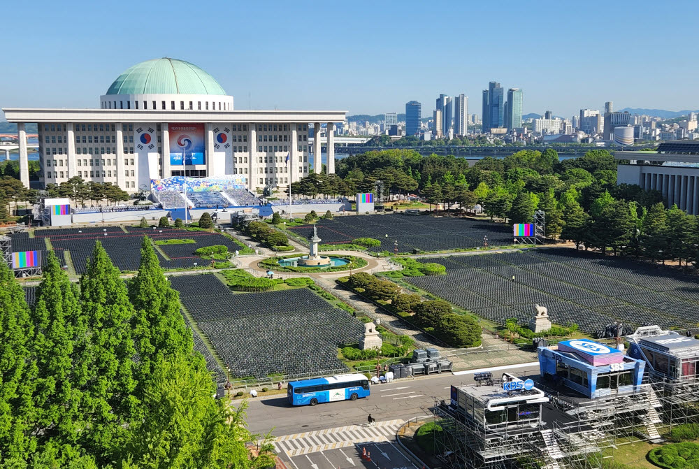 제20대 대통령 취임식을 하루 앞둔 9일 행사장인 국회 본관 앞에 참석자들을 위한 좌석과 방송국의 부스가 설치돼 있다. 연합뉴스