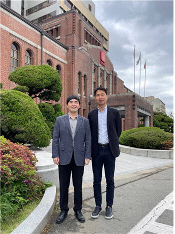 서민수 케이메디허브 전임상센터 병리지원팀장(왼쪽)과 우정민 경북대학교병원 정신건강학과 교수(오른쪽)가 함께 공동연구를 통해 스트레스 진단 기술을 개발했다.