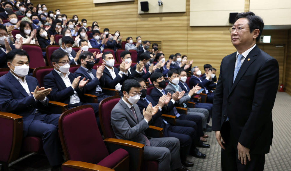 황희 문화체육관광부 장관이 9일 정부세종청사에서 열린 이임식에서 문체부 직원들과 인사하고 있다.