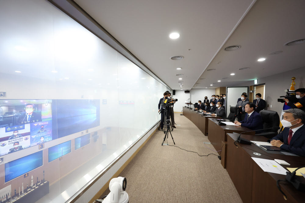 윤석열 대통령, 국군통수권 이양 받으며 첫 집무 시작