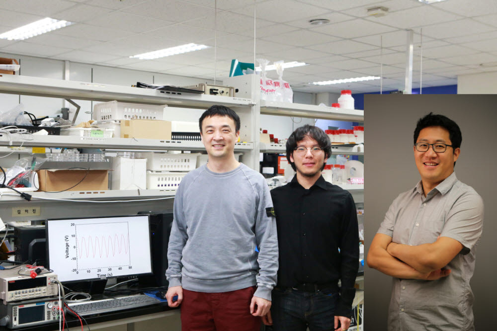 일상의 작은 움직임에서 전기를 생산할 수 있는 초박막 고효율 압전 소자를 개발한 연구팀. (왼쪽부터)이성원 DGIST 화학물리학과 교수, 배지훈 석박사통합과정생, 장경인 로봇및기계전자공학과 교수