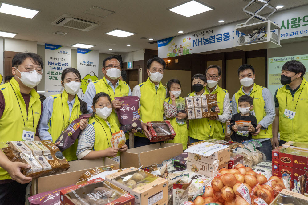 손병환 농협금융회장(왼쪽 다섯 번째), 안용승 남서울농협 조합장(왼쪽 네 번째), 김성훈 양재1동장(왼쪽 여덟 번째)과 농협금융 가족봉사단이 지난 9일 서울 서초구 남서울농협 본점에서 농산물 꾸러미를 포장하고 있다.