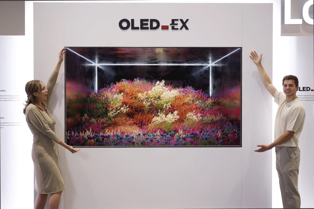 97인치 OLED.EX: LG디스플레이 모델이 SID 2022 전시회에 공개된 97인치 OLED.EX를 소개하고 있다.