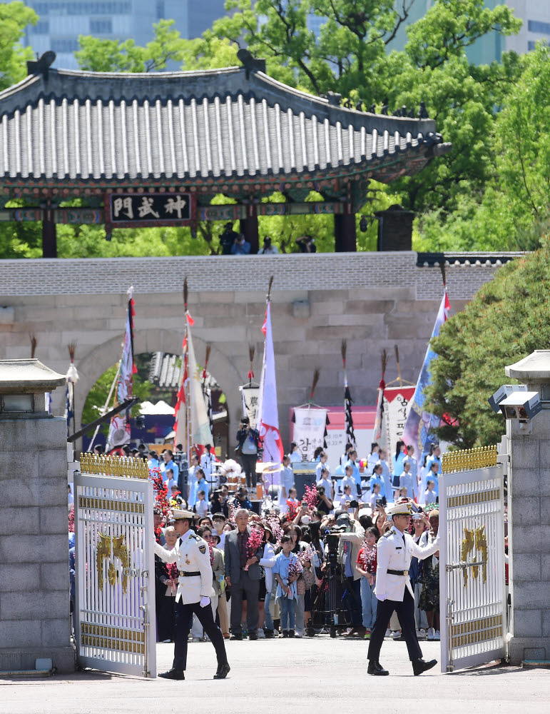 드디어 열리는 청와대 정문