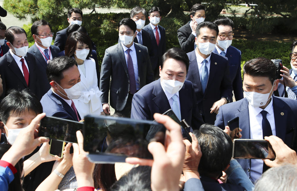 단상까지 도보로 이동하는 윤석열 대통령