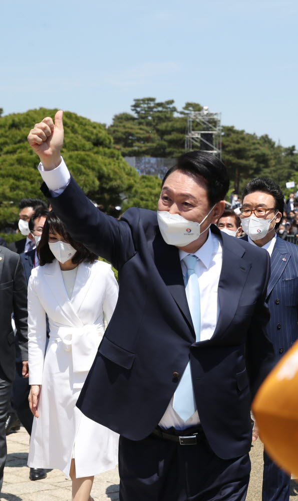 취임식 마치고 이동하는 윤석열 대통령 내외