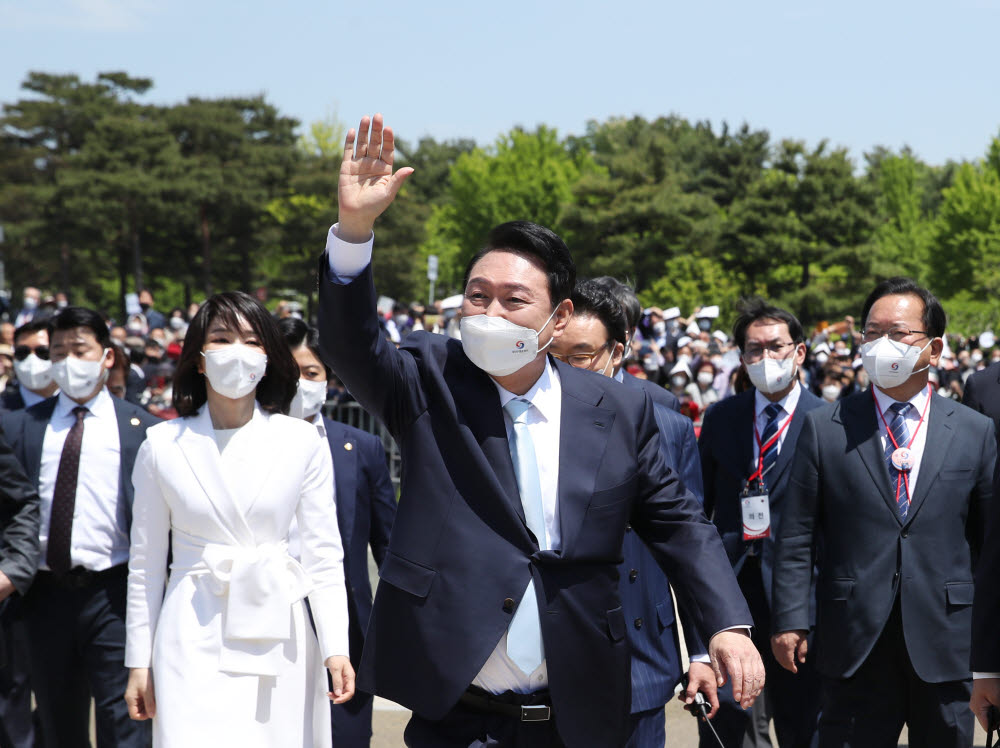 취임식 마치고 이동하는 윤석열 대통령 내외