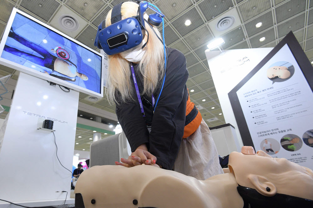 테트라시그넘 부스에서 관계자가 가상현실(VR)을 활용한 CPR 체험을 시연하고 있다.