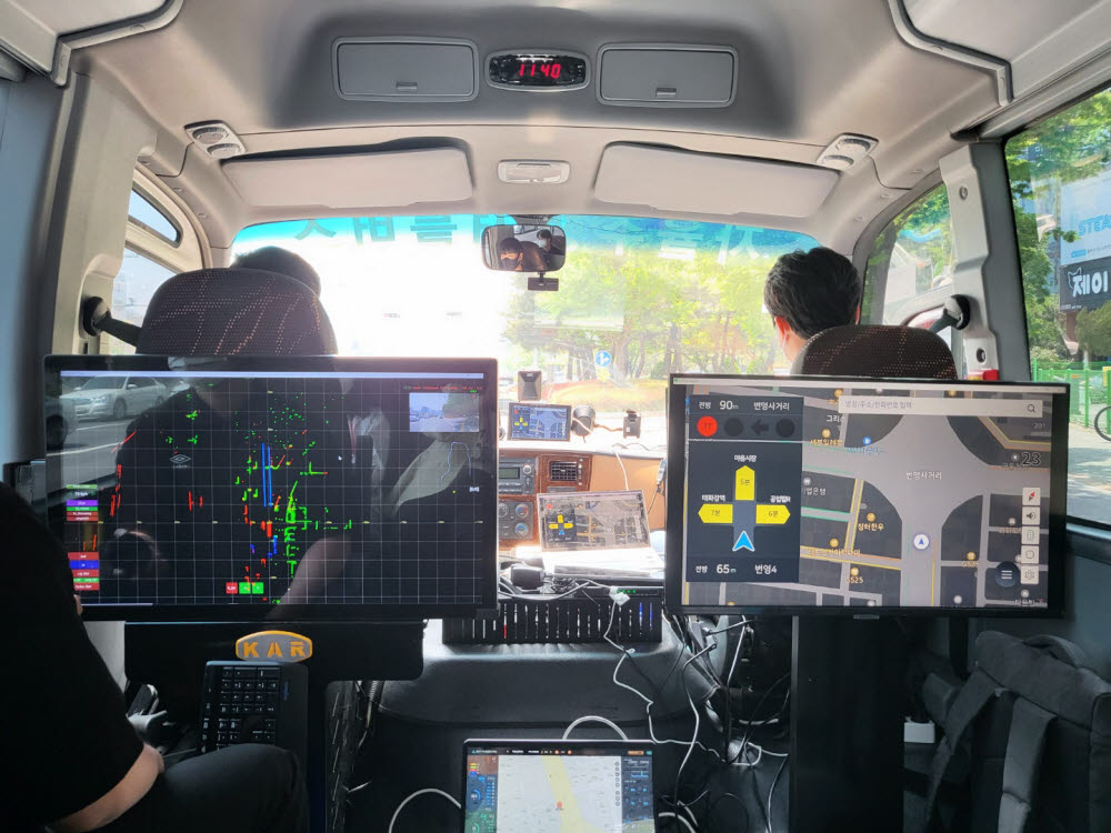 KT 자율주행 차량 내 화면에 신호등 신호 안내 서비스가 표출되고 있다.