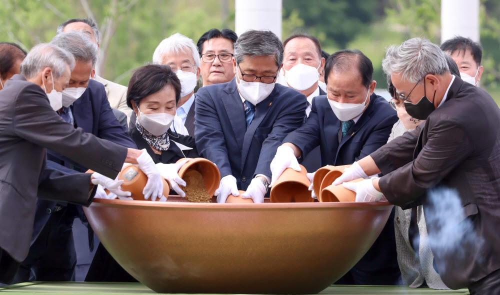 전병극 문화체육관광부 제1차관(가운데)이 11일 전북 정읍 동학농민혁명기념공원에서 열린 제128주년 동학농민혁명기념식·동학농민혁명기념공원 개원식에 참석해 기념 합토를 하고 있다.