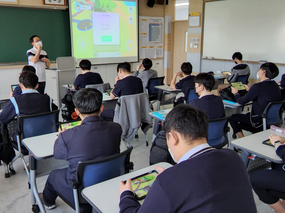 지난 10일 인천시 인평자동차고등학교 자동차IT과 2학년6반 학생들이 인천시교육청에서 개발한 메타버스 안전교육 플랫폼 안전스쿨을 체험하고 있다. 김동성 기자