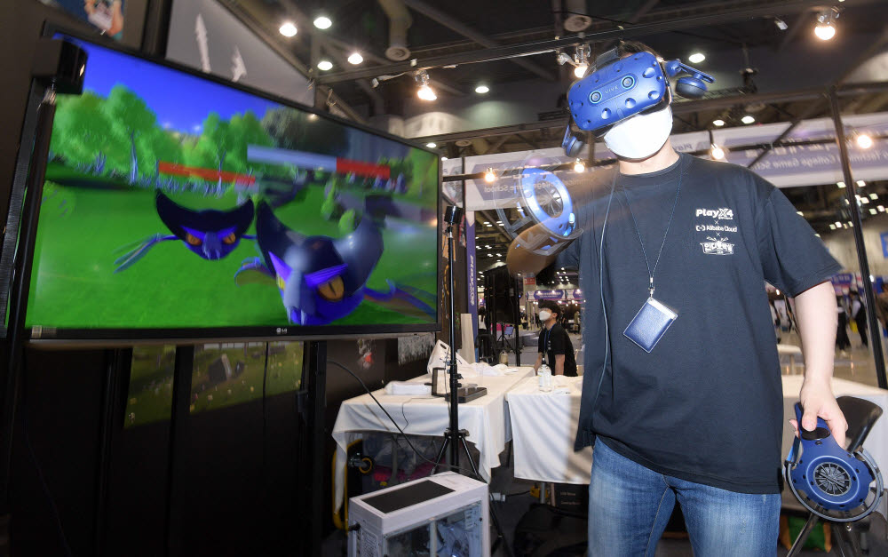서울호서전문학교 게임스쿨 부스에서 관계자가 동작인식센서와 가상현실(VR) 기술로 구현된 브이워드 게임을 시연하고 있다.