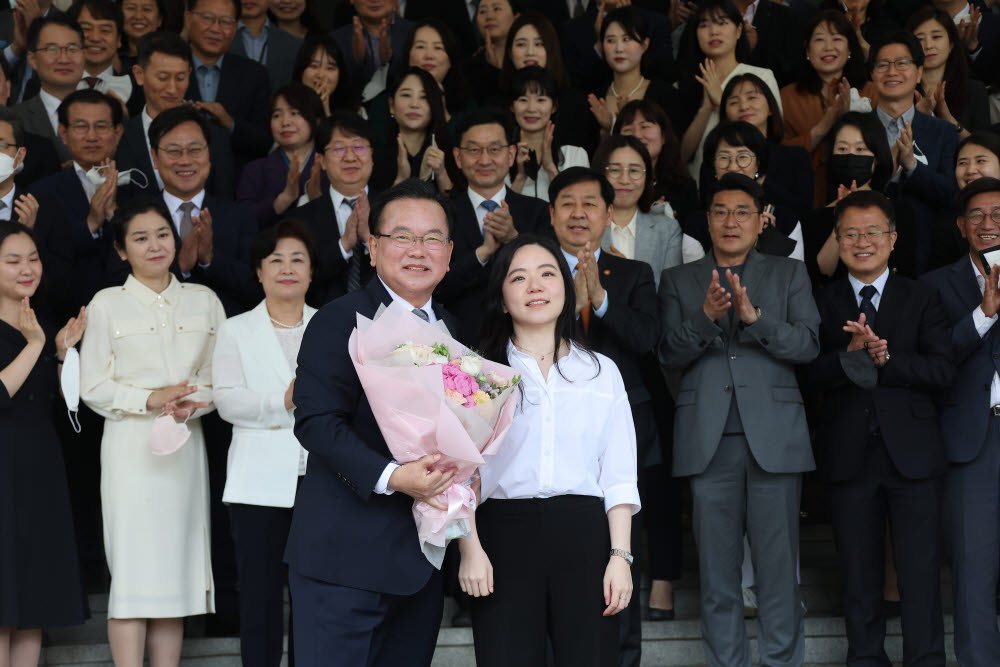 (서울=연합뉴스) 김승두 기자 = 김부겸 국무총리가 12일 정부서울청사에서 열린 이임식을 마치고 총리실 직원 대표에게 꽃다발을 받고 있다. 2022.5.12 kimsdoo@yna.co.kr