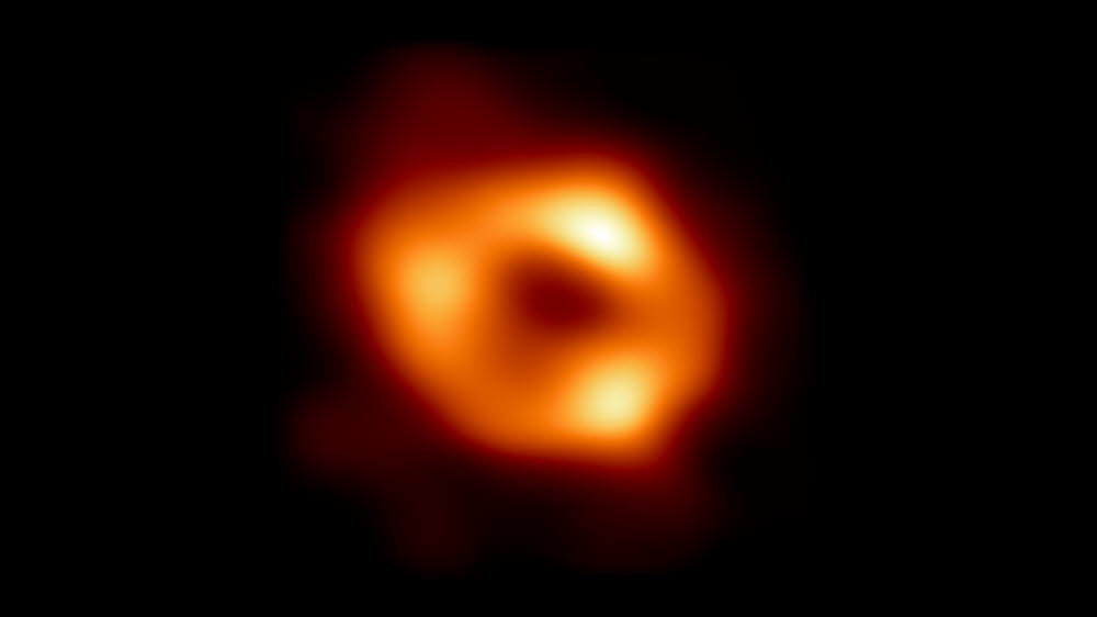 궁수자리 A 블랙홀 이미지. 중심부 검은 부분은 블랙홀(사건의 지평선)과 블랙홀을 포함하는 그림자, 고리의 빛나는 부분은 블랙홀 중력에 의해 휘어진 빛이다. 사진=EHT