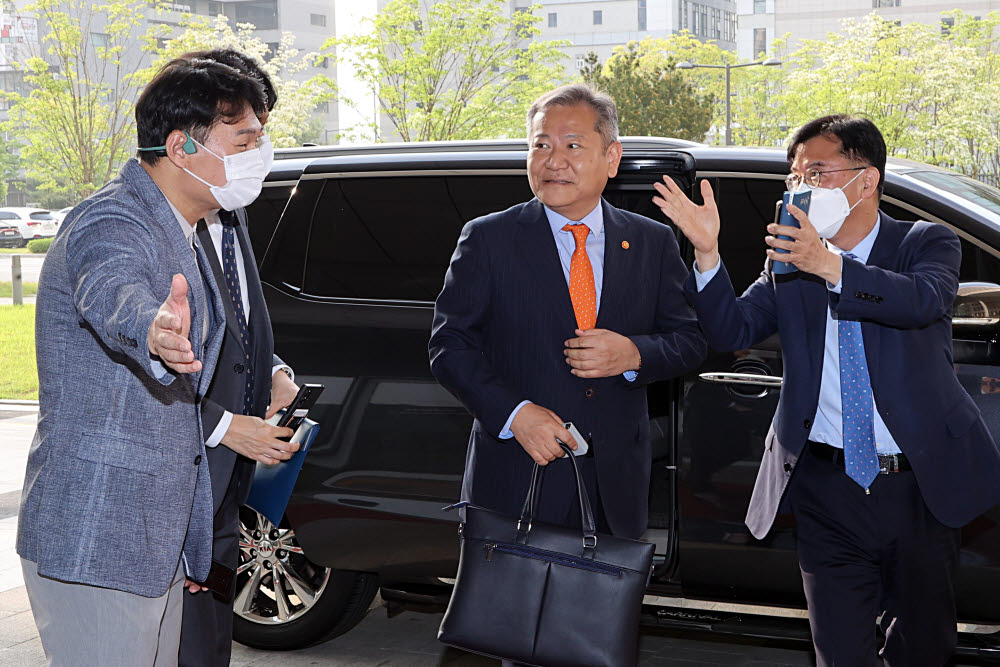 이상민 행정안전부 장관이 13일 오전 정부세종청사 집무실로 첫 출근을 하고 있다.