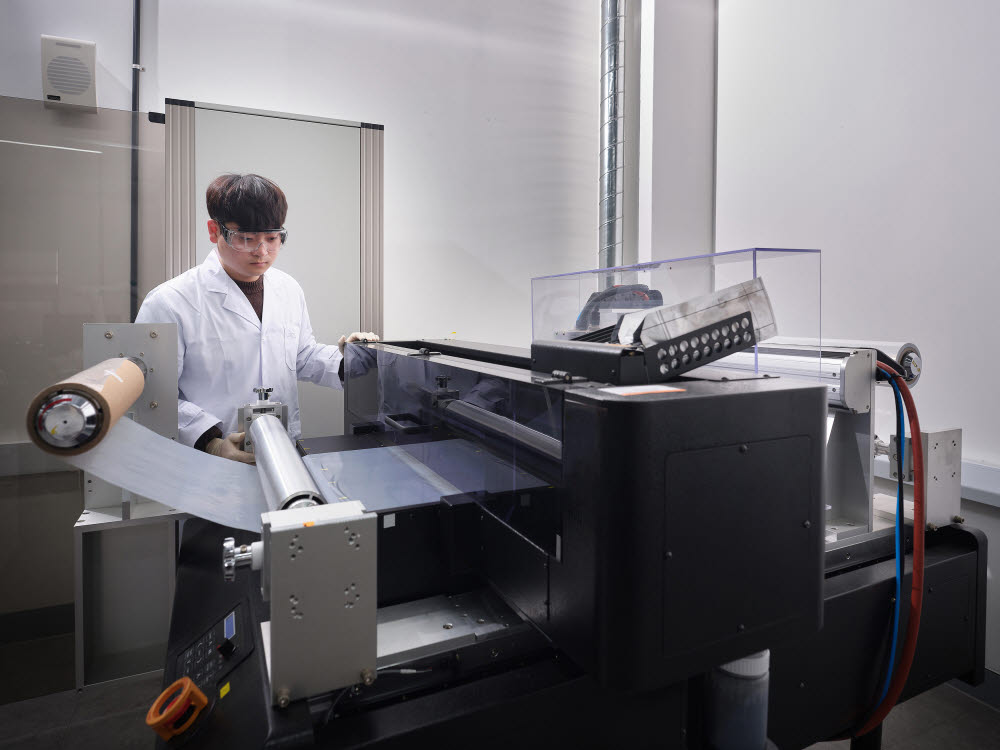 에너지연 연구진이 롤투롤 3D 프린터로 대면적 패턴형 이온교환막을 제작중이다.