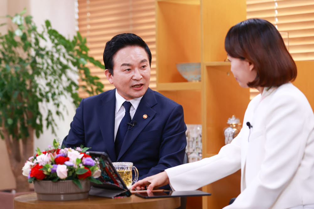 원희룡 국토교통부 장관이 온라인으로 취임식을 갖고 댓글로 달린 질문에 답하고 있다.