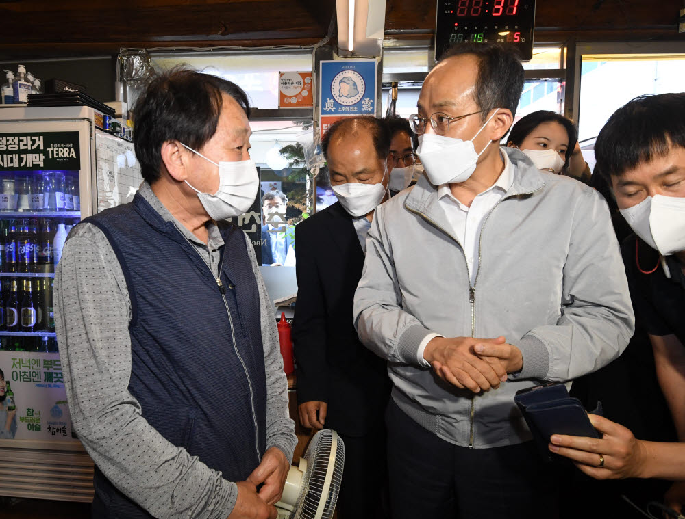 추경호 부총리가 16일 소상공인 현장방문으로 서울 종로구 세종마을 음식문화거리를 찾아 대화를 나누고 있다.(사진=기획재정부 제공)