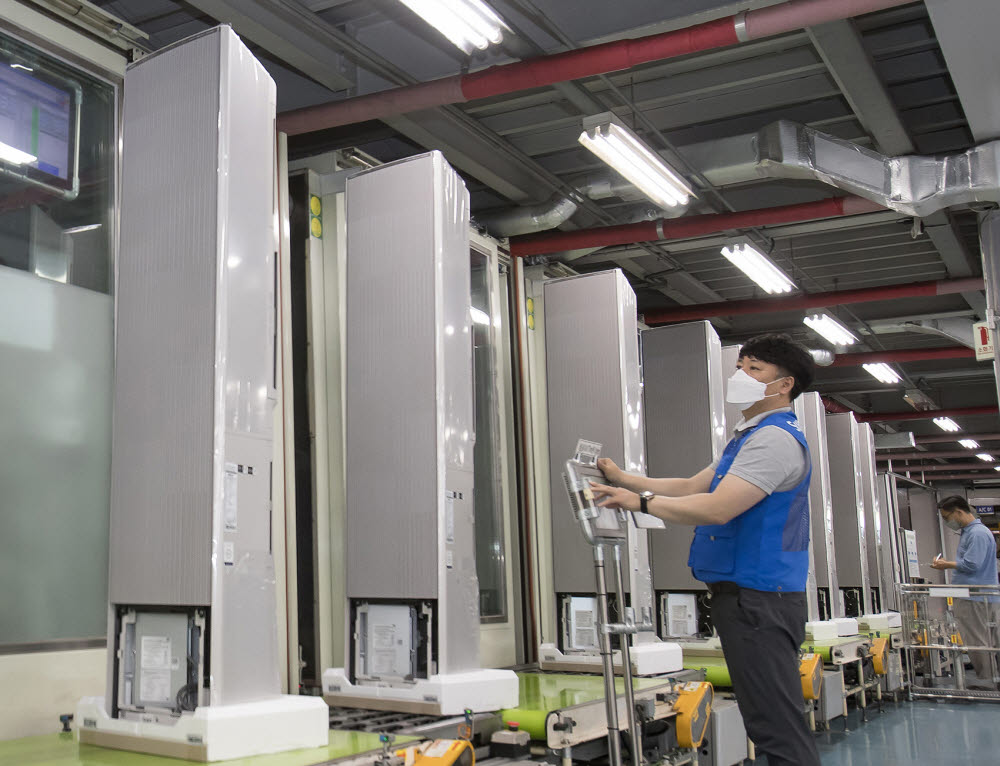 삼성전자 광주사업장에서 직원들이 비스포크 무풍에어컨 갤러리를 생산하는 모습. [자료:삼성전자]