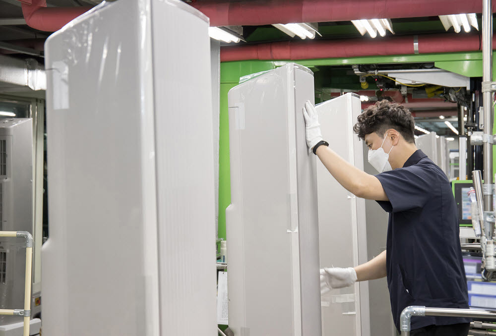 삼성전자 광주사업장에서 직원이 비스포크 무풍에어컨 갤러리를 생산하는 모습. [자료:삼성전자]