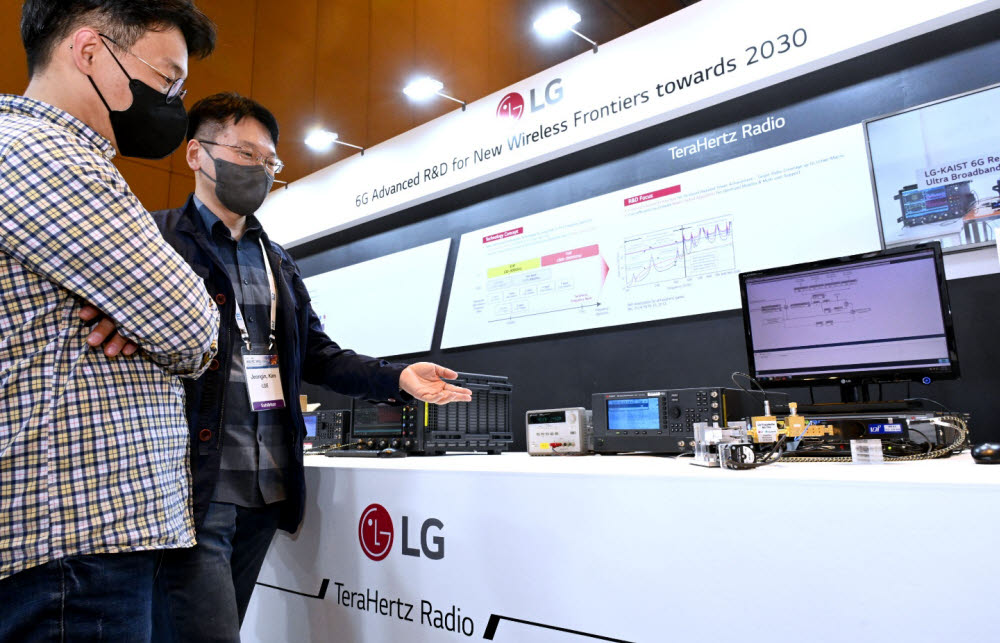 LG전자 직원이 6G 무선 송수신 테스트를 시연하기에 앞서 카이스트와 함께 개발한 6G ㎔ 안테나 모듈을 소개하고 있다. [자료:LG전자]