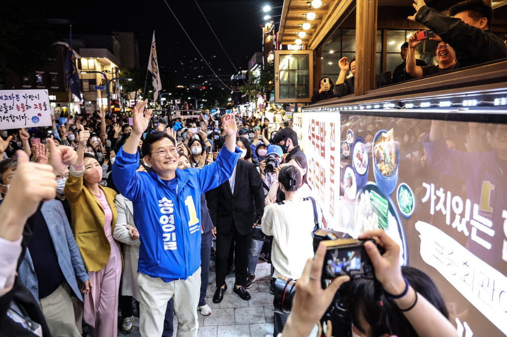 송영길 더불어민주당 서울시장 후보가 16일 홍대거리투어에서 시민들에게 손을 흔들고 있다.