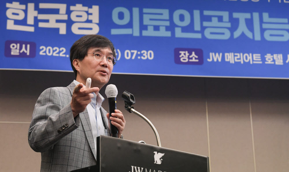 한국IT리더스포럼 5월 정기조찬회가 17일 서울 서초구 JW메리어트호텔에서 열렸다. 김종재 서울아산병원 아산생명과학연구원장이 한국형 의료인공지능 닥터앤서 : 그 기대와 숙제를 주제로 발표하고 있다. 이동근기자 foto@etnews.com