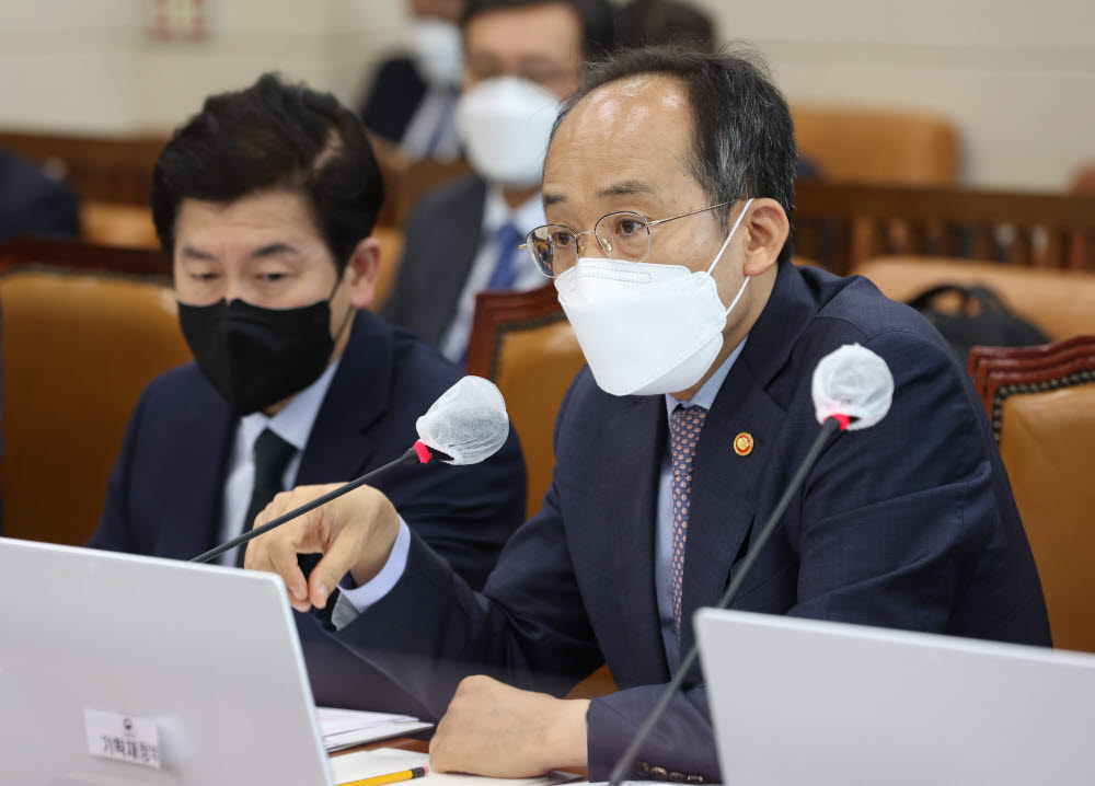 추경호 부총리 겸 기획재정부 장관이 17일 오전 서울 여의도 국회에서 열린 기획재정위원회 전체회의에서 의원 질의에 답변하고 있다.(사진=연합뉴스)