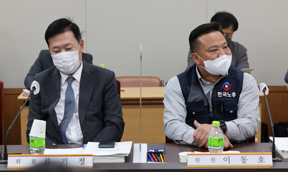 최저임금 놓고 팽팽한 노사 (세종=연합뉴스) 김주형 기자 = 17일 오후 세종시 정부세종청사 최저임금위원회 회의실에서 열린 제2차 전원회의에서 사용자위원인 류기정 한국경영자총협회 전무(왼쪽)와 근로자위원인 이동호 한국노총 사무총장이 자리하고 있다. 2022.5.17 kjhpress@yna.co.kr
