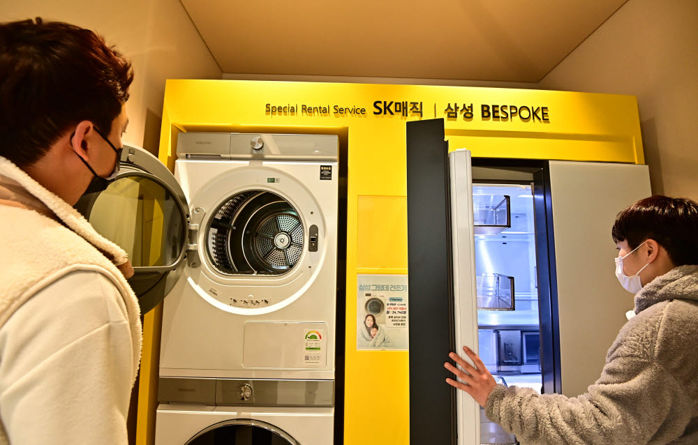 서울 강동구 T팩토리 천호지점에서 고객이 SK매직이 렌털 판매 중인 삼성전자 비스포크 냉장고를 살펴보고 있다.(자료: 전자신문 DB)