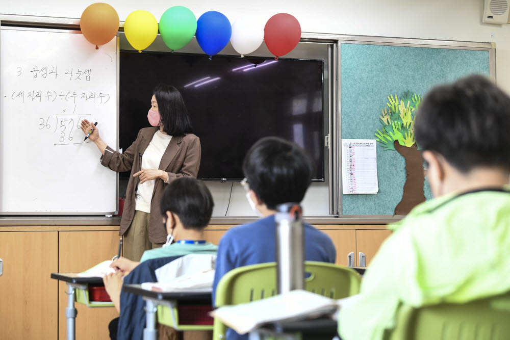 서울 광진구 광장초등학교 학생들이 가림판이 제거된 자리에서 수업을 듣고 있다. 사진공동취재단