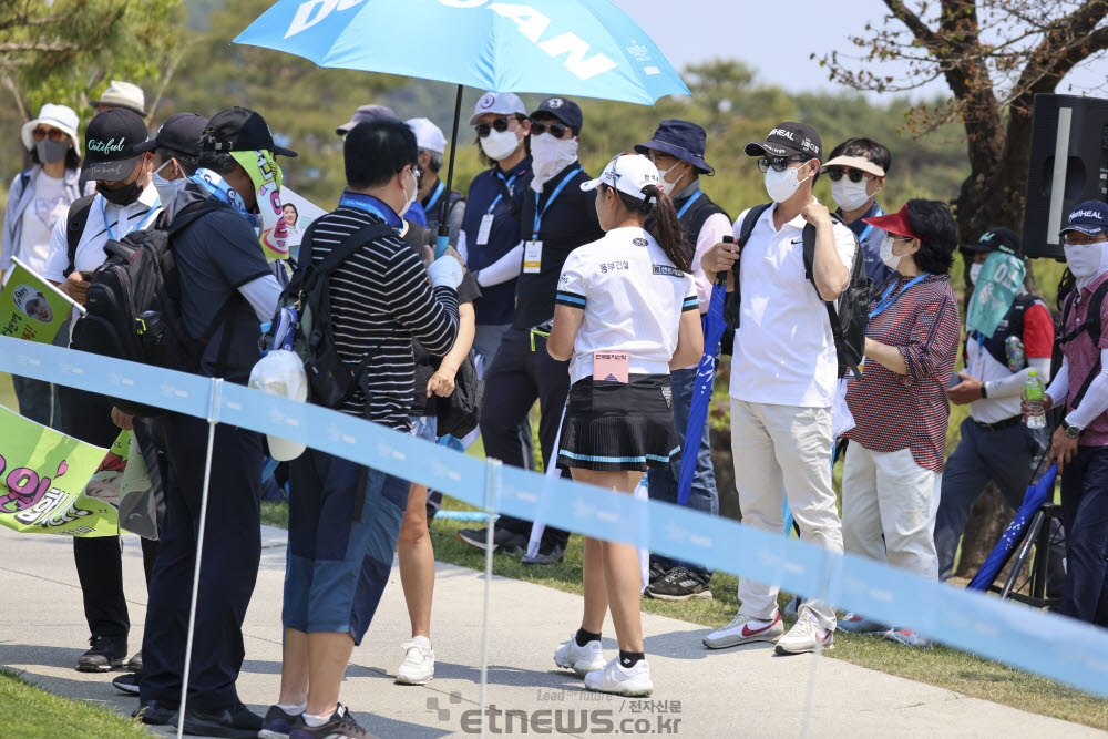 [포토]박현경, 팬들이 멀리까지 왔어요