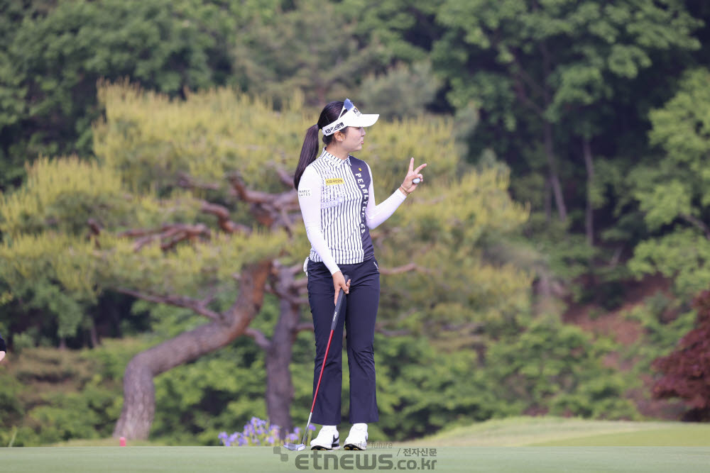 [포토]이예원, '언니 두 컵만 옮겨 주세요'