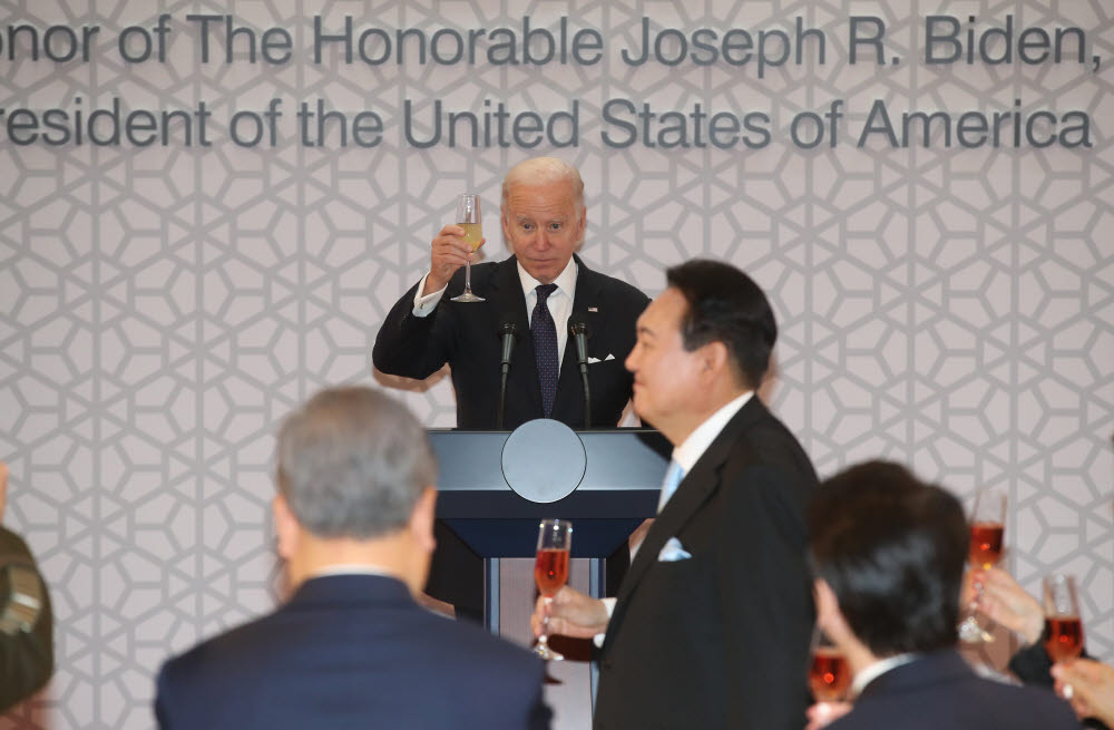 조 바이든 미국 대통령이 21일 오후 서울 용산 국립중앙박물관에서 열린 환영 만찬에서 건배 제의를 하고 있다. 연합뉴스