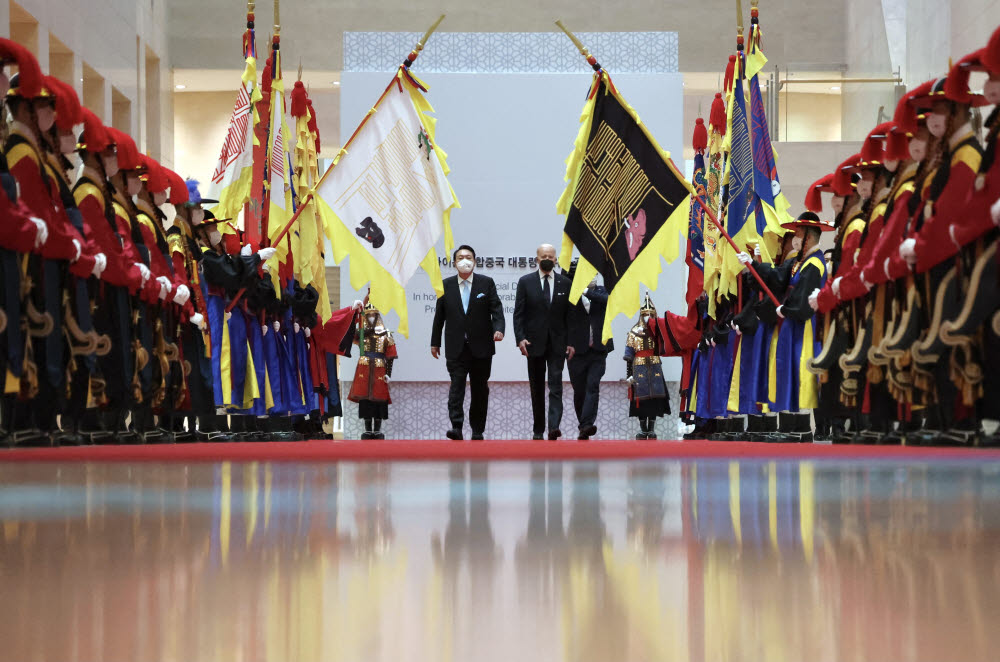 윤석열 대통령과 조 바이든 미국 대통령이 21일 오후 서울 용산 국립중앙박물관에서 열린 환영 만찬에 입장하고 있다. 대통령실 제공