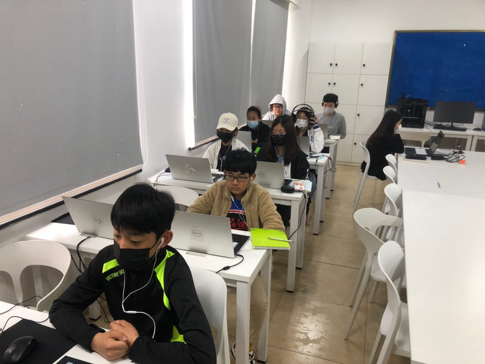 중국 웨이하이한국학교 초등부 학생들이 제5회 꿈찾기 캠프 통해 메타버스 교육을 원격으로 받고 있다.