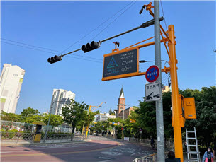 부천시가 동산초등학교 정문 부근에 안심울타리 서비스를 설치한 모습.