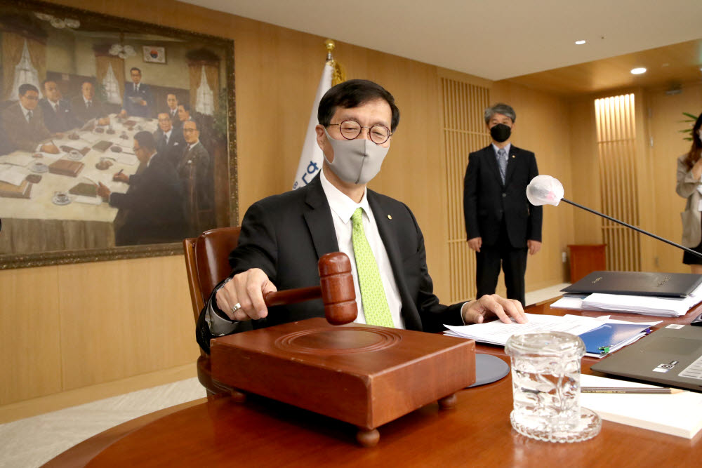 이창용 한국은행 총재가 26일 금융통화위원회 회의에서 의사봉을 두드리고 있다.