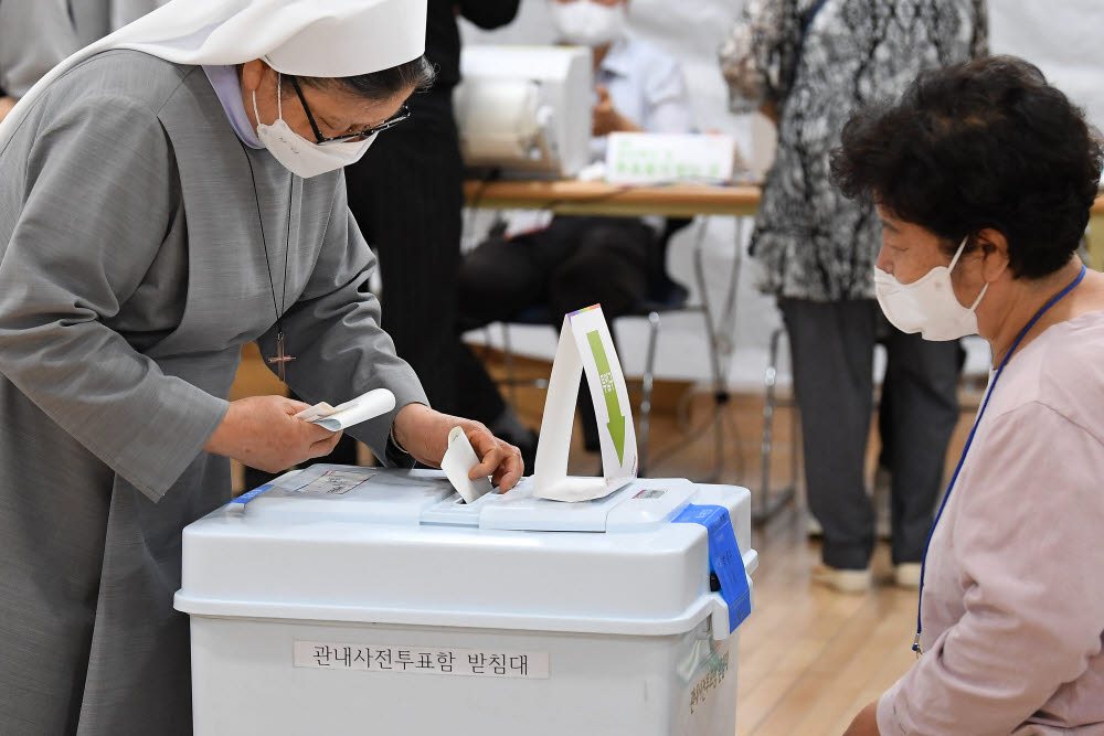 지방선거 사전투표 시작...'소중한 한 표' 행사하는 유권자들