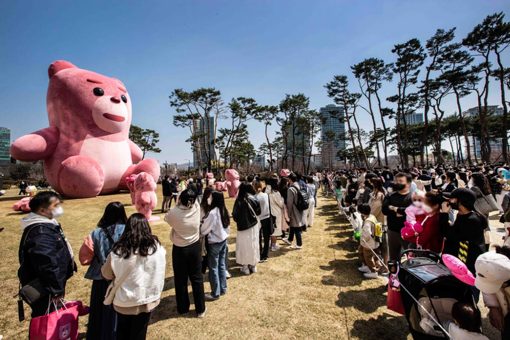 롯데월드타워 메인 광장에서 진행 중인 자체 캐릭터 벨리곰 공공 전시